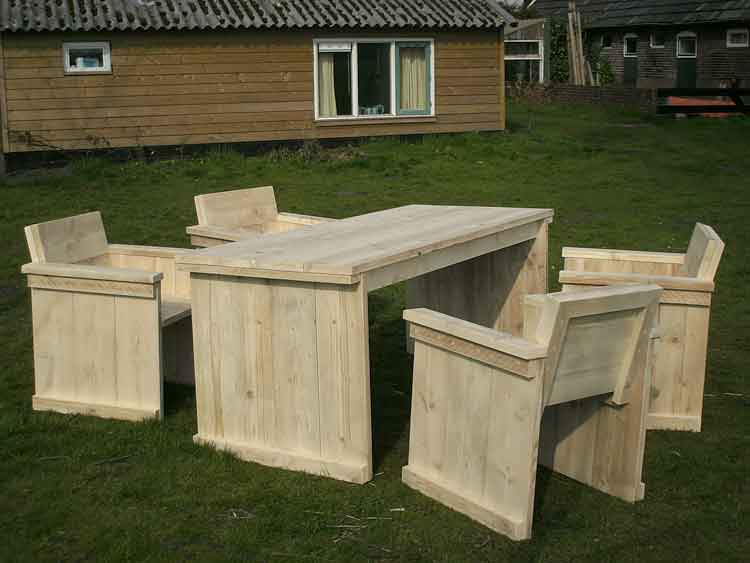 Houten tafel en stoelen